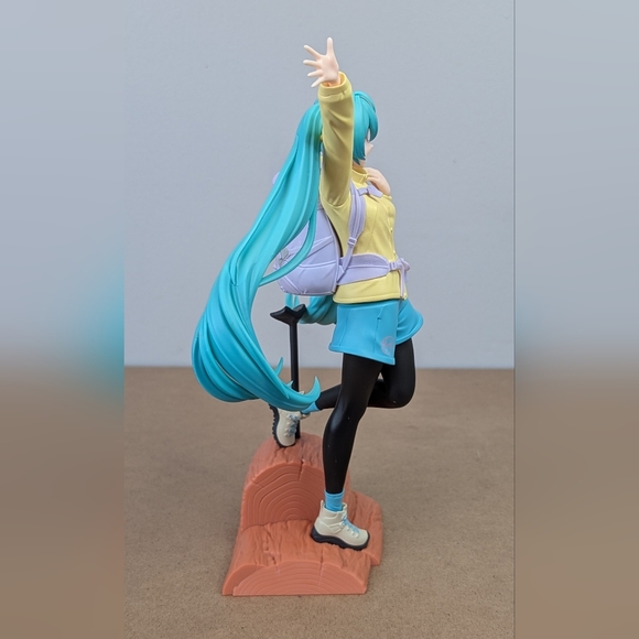 Hatsune Miku Holiday Memories Mountain Climbing Figure - Picture 2 of 12